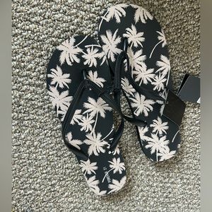 NWT F21 basic tropical flip flops